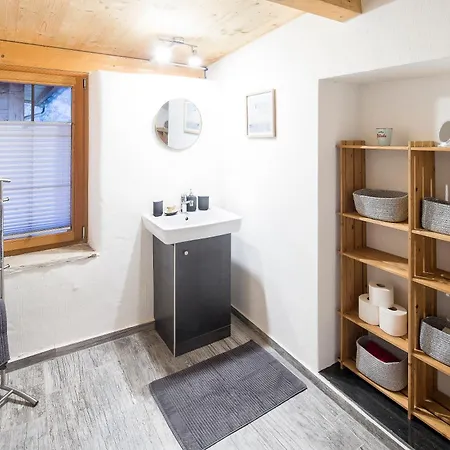 Maiensaess, Berghuette Pundelon - Autark, Voll Ausgestattet, Ressourcen Begrenzt *