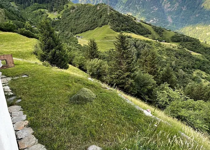 Maiensaess, Berghuette Pundelon - Autark, Voll Ausgestattet, Ressourcen Begrenzt Chalé