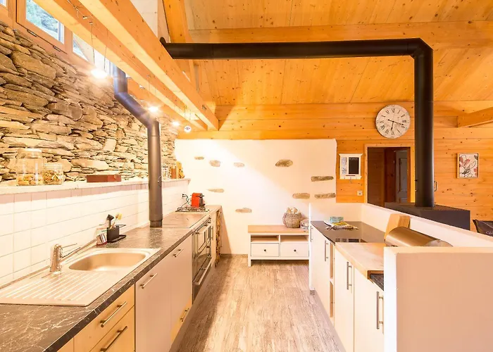 Chalet Maiensäss, Berghütte Pundelon - Autark, Voll Ausgestattet, Ressourcen Begrenzt