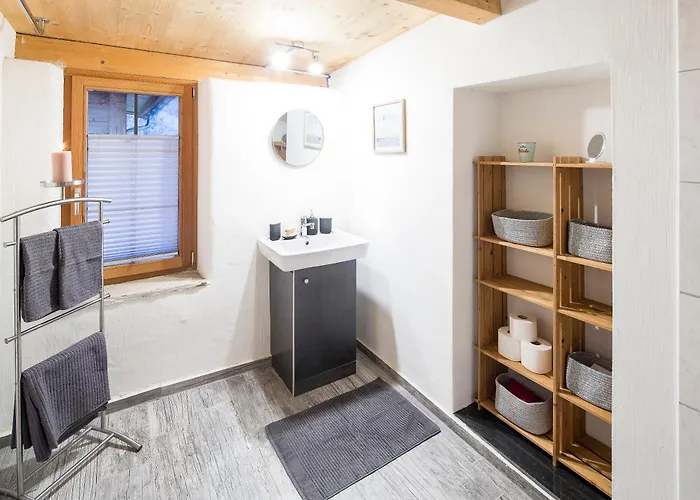 Maiensaess, Berghuette Pundelon - Autark, Voll Ausgestattet, Ressourcen Begrenzt *