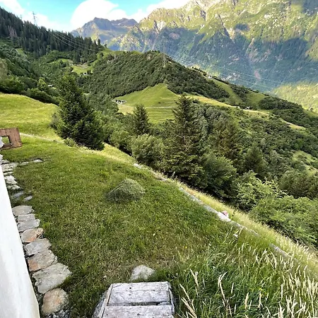 Maiensaess, Berghuette Pundelon - Autark, Voll Ausgestattet, Ressourcen Begrenzt 木屋