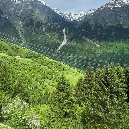 Maiensaess, Berghuette Pundelon - Autark, Voll Ausgestattet, Ressourcen Begrenzt